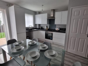 Beautiful 4 bed home, Sleeps 8, driveway parking, With sky & BT sports